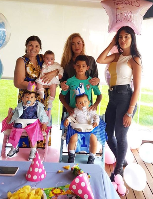 Eva e Mateo com Maria Dolores, Alana, Ivana, Cristiano Ronaldo e Georgina (Foto: Reprodução)