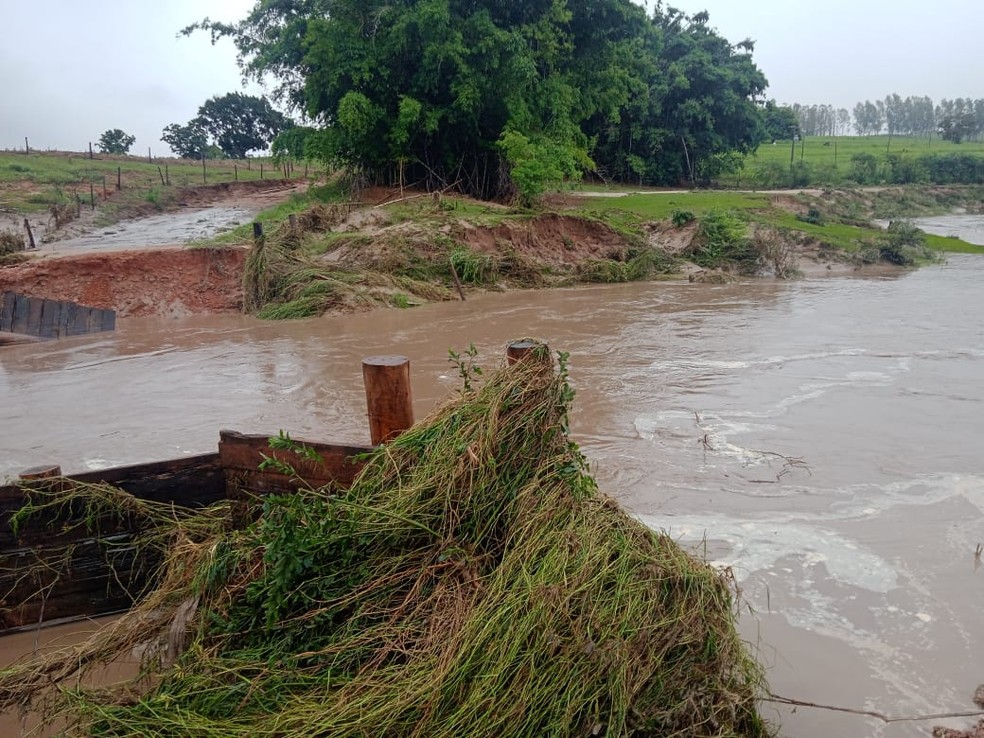 Ponte sobre o Córrego Ribeirão da Ilha, em Flora Rica (SP), foi levada pelas águas — Foto: Inaldo dos Santos Nascimento/Cedida