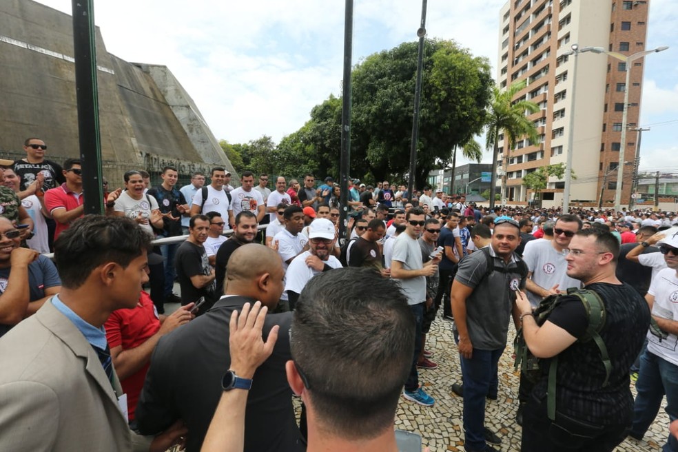Policiais protestam por aumento salarial. Eles reivindicam aumento de 35%; governo oferta 4,8% — Foto: Leábem Monteiro/SVM