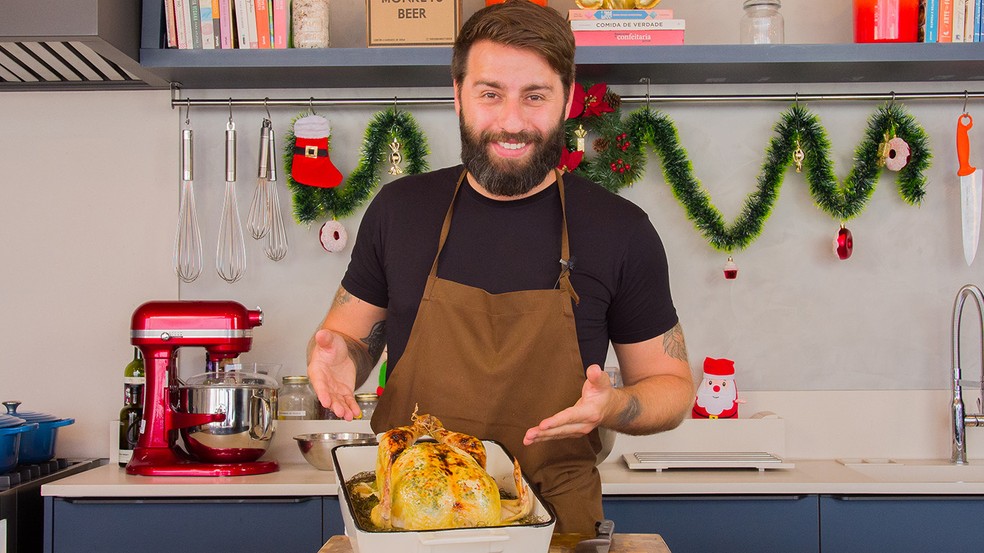Chef Pedro Benoliel ensina receita de frango assado para a ceia de Natal &mdash; Foto: Foodies