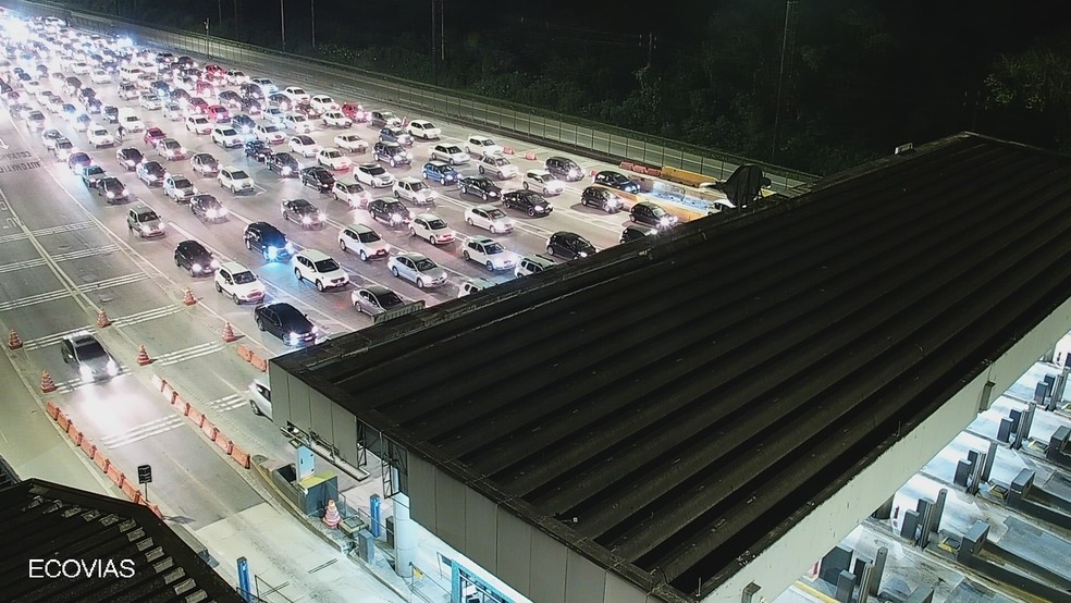 Rodovia Cônego Domênico Rangoni está congestionada devido a volta de diversos veículos que vieram para Baixada Santista — Foto: Reprodução/ Ecovias