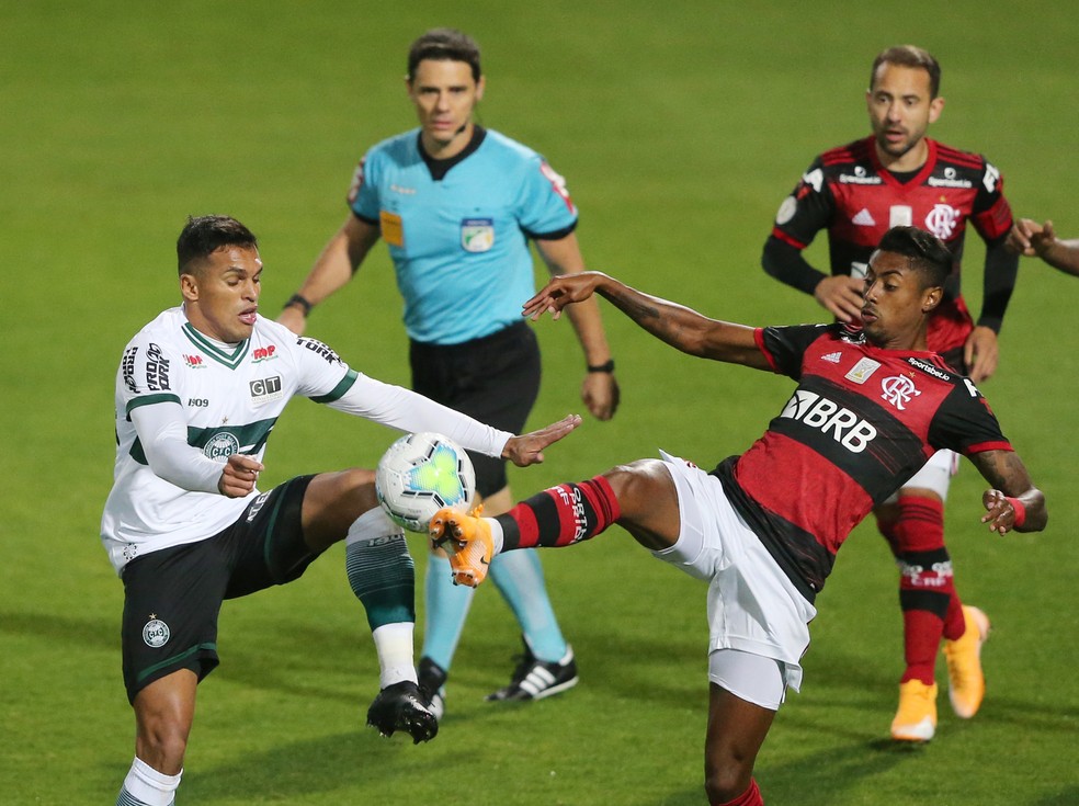 Bruno Henrique não viveu uma boa noite em Curitiba — Foto: REUTERS/Rodolfo Buhrer
