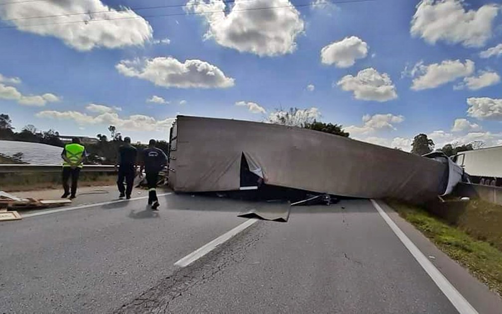 Carreta com peças automotivas tomba, causa engavetamento e interdita pista na Fernão Dias, em Estiva, MG — Foto: Arteris