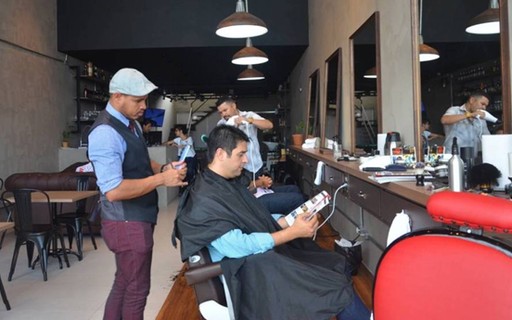 Salão de cabeleireiro  Nomes de barbearias, Ideias para barbearias,  Cabeleireiro masculino