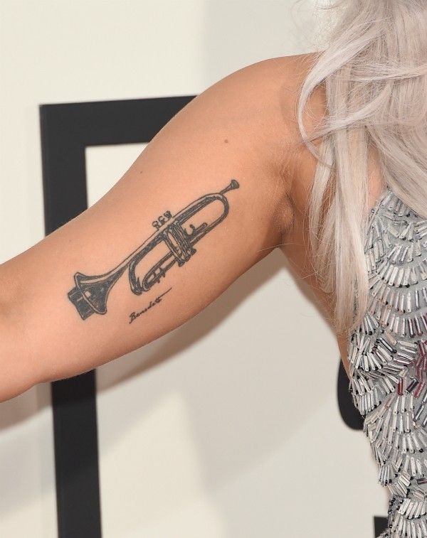 Lady Gaga tatuou um instrumento no braço (Foto: Getty Images)