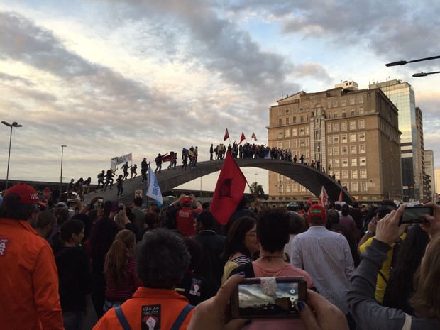 Em caminhada, grupo subiu em monumento (Foto: Maria Polo/Divulgação)