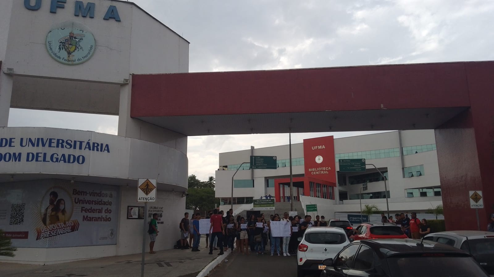Estudantes interditam entrada da UFMA e realizam manifestação em São Luís