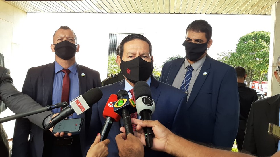 'É figura de retórica', diz Mourão sobre Bolsonaro defender 'pólvora' para evitar sanções