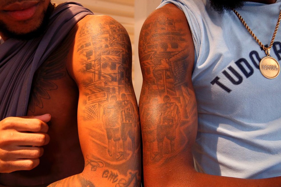 Emerson Royal tem tatuagem igual a do irmão, Éverton, em homenagem à favela — Foto: Arquivo Pessoal