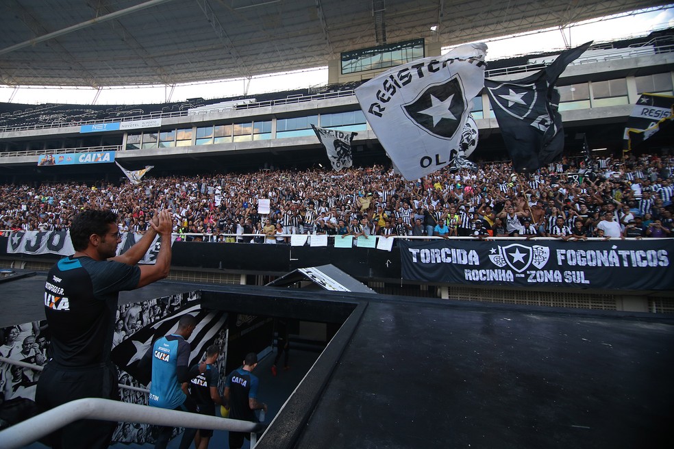 Valentim aplaude o público na saída de campo (Foto: Vitor Silva/SSPress/Botafogo)