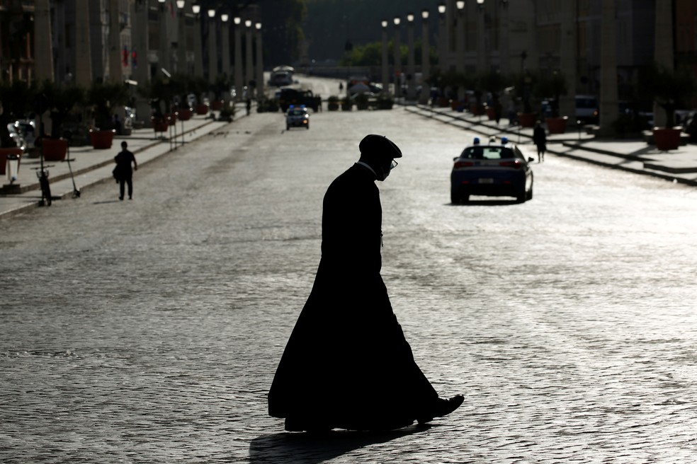 Padre caminha pela Via della Conciliazione, próxima à Cidade do Vaticano, em foto de 2 de setembro — Foto: Remo Casilli/Reuters/Arquivo