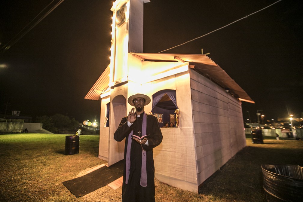 Igrejinha da cidade cenograÌfica teve ateÌ padre para fazer as 'celebracÌ§oÌƒes' (Foto: Charles Johnson/DivulgaÃ§Ã£o)