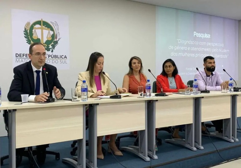 Da esquerda para direita, Pedro Paulo Gasparini, defensor público-geral, Thais Dominato, coordenadora do Nudem e defensora pública; Elaine França, assistente social; Keila de Oliveira, psicóloga; e Raphael de Almeida Silva, pesquisador e sociólogo.   Foto: Renata Fontoura/g1MS