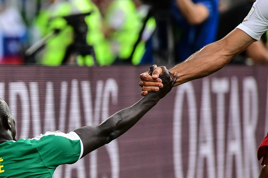 Foto em jogo entre PolÃ´nia e Senegal viraliza como sÃ­mbolo de uniÃ£o na Copa