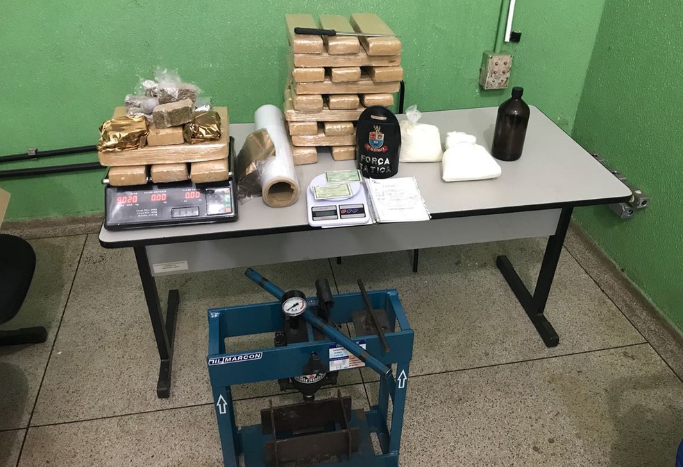 Polícia Militar apreendeu 39 quilos de maconha e dois quilos de cocaína em Ribeirão Preto, SP (Foto: Polícia Militar/Divulgação)