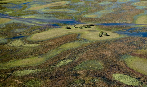 Iniciativa “Documenta Pantanal” - A Vazante do Castelo (em cima) revela uma das belezas do Pantanal, com seus rios temporários, mudando a paisagem (Foto: Luciano Candisani )