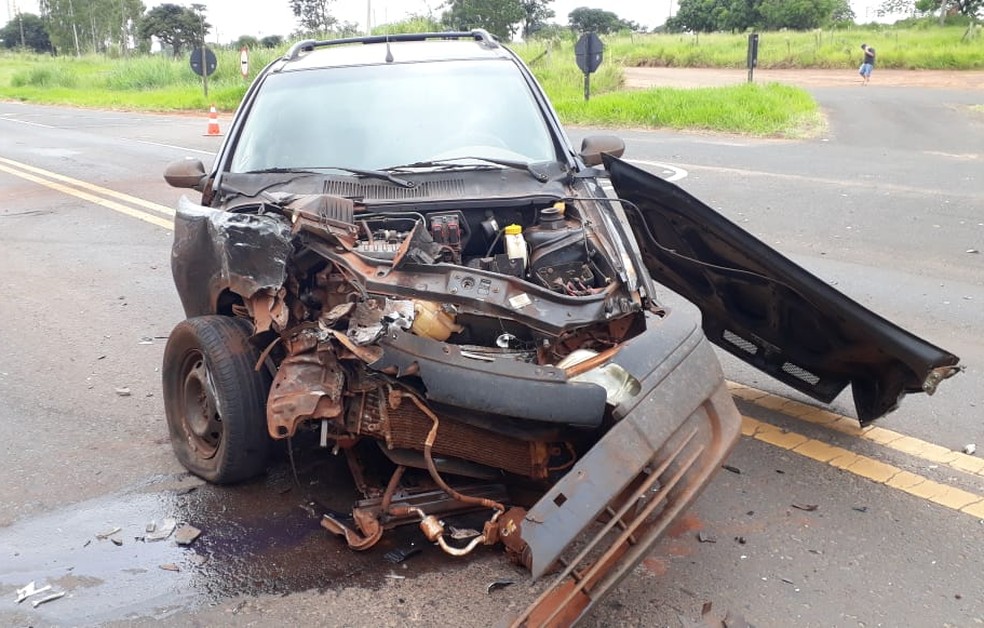 Viatura da Polícia Militar ase envolve em acidente em rodovia de Assis — Foto: The Brothers/Divulgação