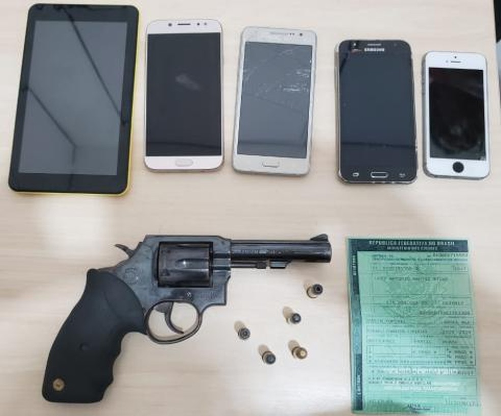 PolÃ­cia apreende  revÃ³lver, muniÃ§Ãµes e celulares com trio suspeito na Grande BelÃ©m. â Foto: ReproduÃ§Ã£o / PolÃ­cia Civil