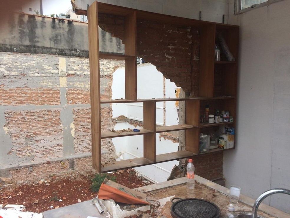 Muro da cozinha de casa em Moema, que desmoronou nesta terça-feira (12) — Foto: Paula Paiva Paulo/G1