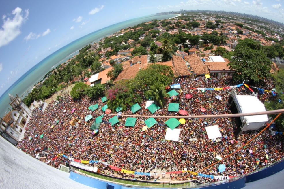 Multidão toma conta do Alto da Sé neste domingo (11) de carnaval (Foto: Marlon Costa/Pernambuco Press)