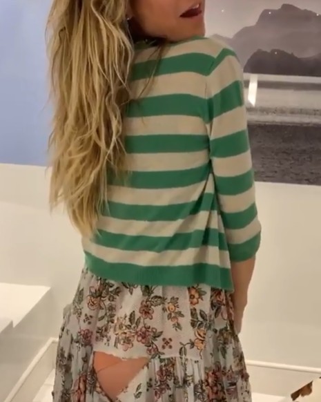 Heidi Klum mostrando o rasgo em sua saia (Foto: Reprodução Instagram)