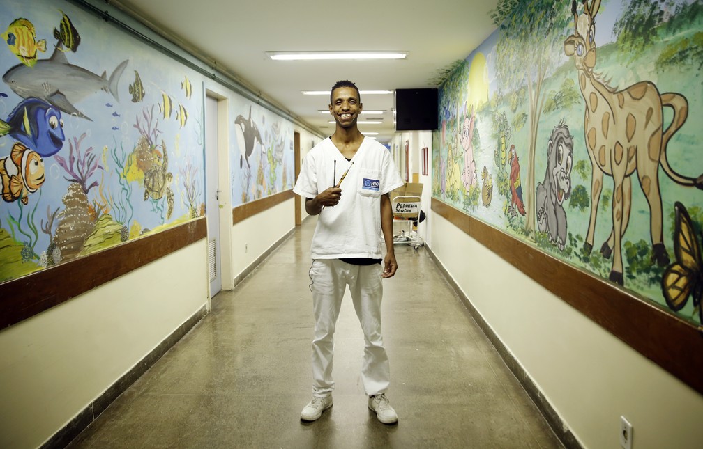 Maqueiro Renatinho fez as pinturas no setor de pediatria do Miguel Couto durante os dias de folga — Foto: Marcos Serra Lima/G1