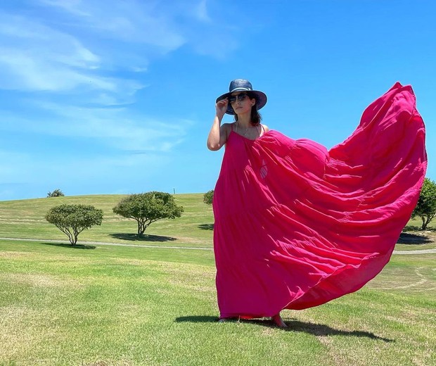 Carol Celico usa vestido esvoaçante e posa em gramado de Trancoso (Foto: Reprodução/Instagram)