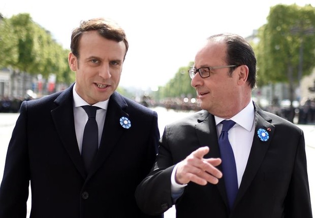Emmanuel Macron caminha ao lado do presidente François Hollande no dia das eleições presidenciais (Foto: EFE/Stephane De Sakutin )