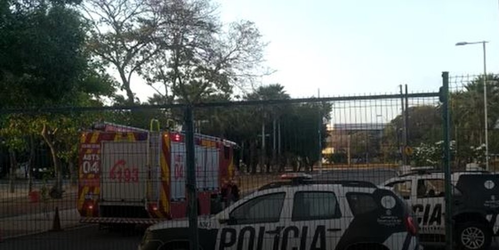 Corpo de Bombeiros e Polícia Militar estão no Centro Administrativo do Cambeba, em Fortaleza, onde está localizada a sede do Tribunal de Justiça. — Foto: Reprodução