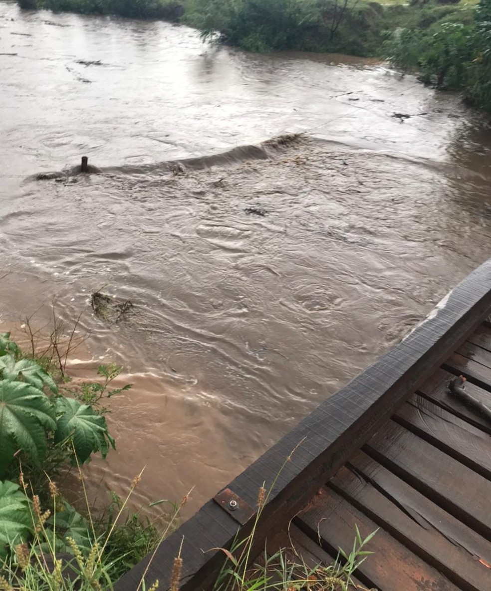 Córrego da ilha transbordou, pontes de madeira foram levadas com a força da água e o muro de uma escola caiu.  — Foto: Inaldo Nascimento 