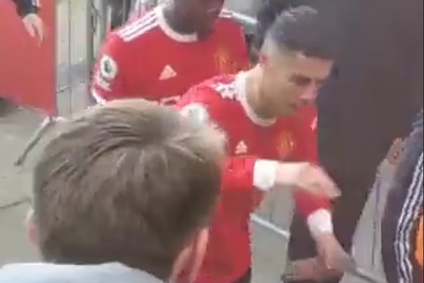 O tapa dado pelo jogador de futebol português Cristiano Ronaldo em um torcedor autista de 14 anos (Foto: Reprodução/Redes Sociais)