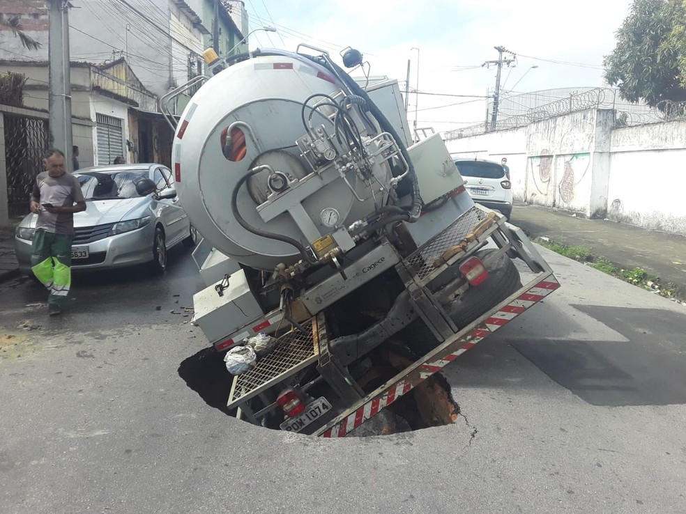 Parte traseira do caminhão ficou dentro do buraco na Rua Amazonas — Foto: Arquivo pessoal