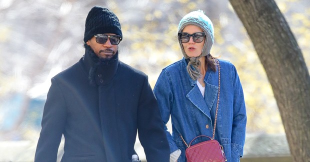 Photo Â© 2019 Splash News/The Grosby GroupPREMIUM EXCLUSIVE260319First Pictures of getting back together of Katie Holmes and Jamie Foxx were spotted taking a romantic stroll by Central Park, right before they couple visit The Metropolitan Museum of  (Foto: Splash News/The Grosby Group)
