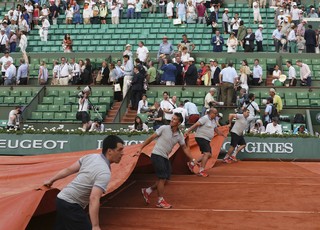 Chuva interrompe semifinal em Roland Garros (Foto: AP)