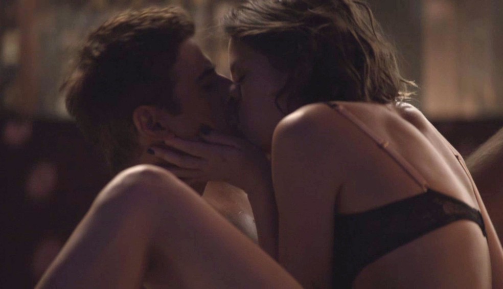 Régis e Jô se beijam após trocarem declarações — Foto: TV Globo