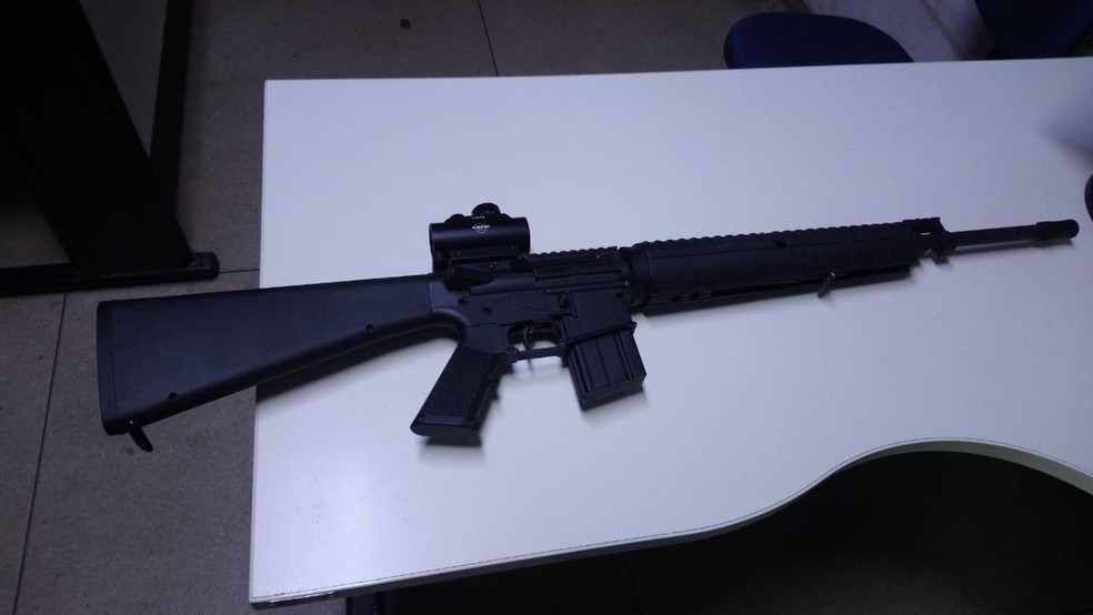 Segundo delegado, arma é muito semelhante a um fuzil de verdade — Foto: Polícia Civil/ Divulgação