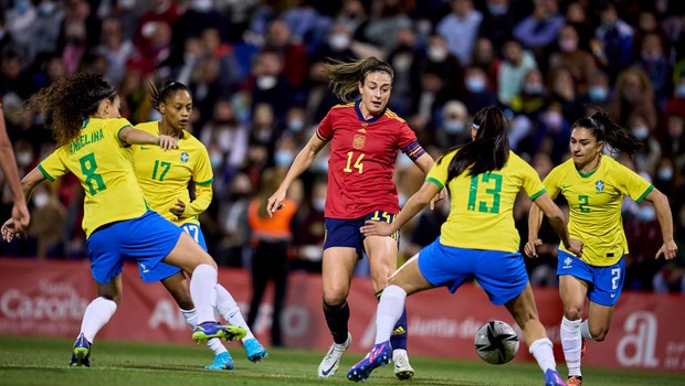 Patrocinadora faz ação para torcida conhecer jogadoras da seleção feminina  - 02/07/2023 - UOL Esporte