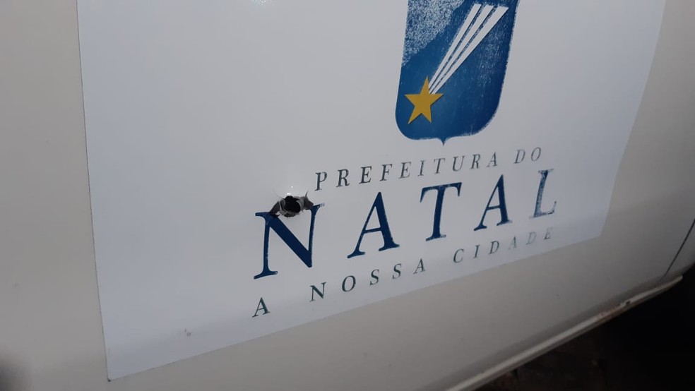 Marca de tiro no carro da prefeitura de Natal — Foto: Sérgio Henrique Santos/Inter TV Cabugi