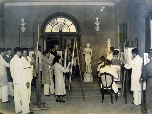 Alunos da turma de museologia da UFPE preparam a exposição sobre a Escola de Belas Artes do Recife. (Foto: Flávio Amaral / Divulgação) Alunos da turma de museologia da UFPE preparam a exposição sobre a Escola de Belas Artes do Recife. (Foto: Flávio Amaral / Divulgação)