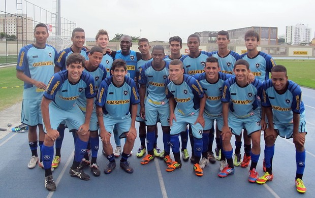 Seedorf com time juvenil do Botafogo (Foto: Rafael Cavalieri / Globoesporte.com)