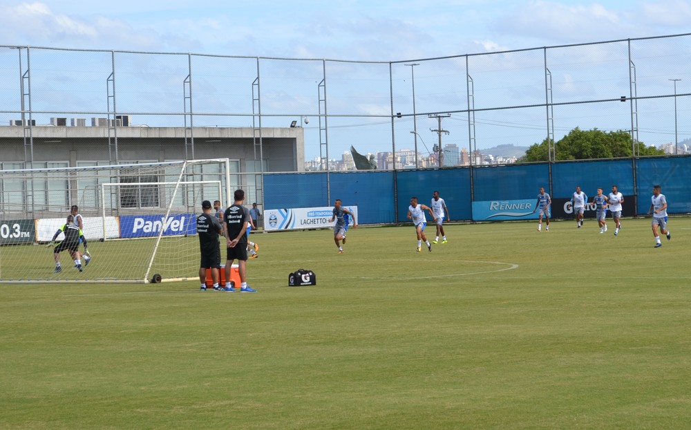Renato divide grupo em três times e faz mistério para jogo com o Cruzeiro-RS