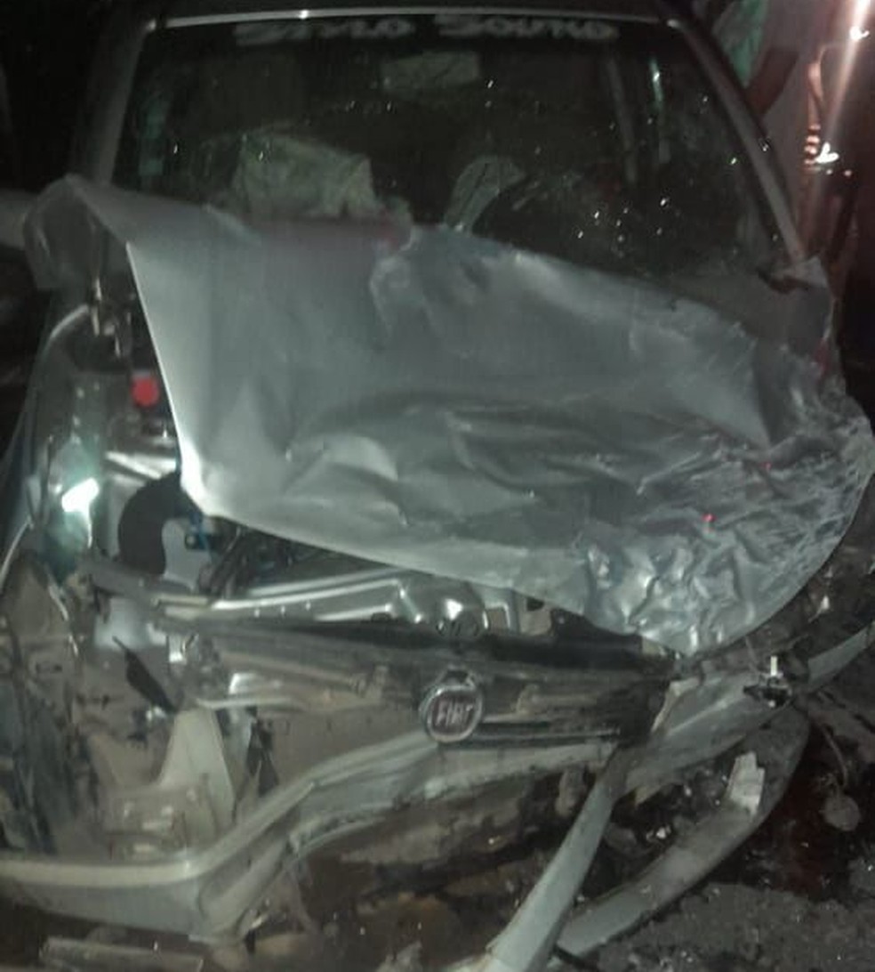 Outro carro envolvido na batida que deixou mortos e feridos em rodovia, no trecho de distrito de Porto Seguro, no extremo sul da Bahia — Foto: Porto Seguro Notícias