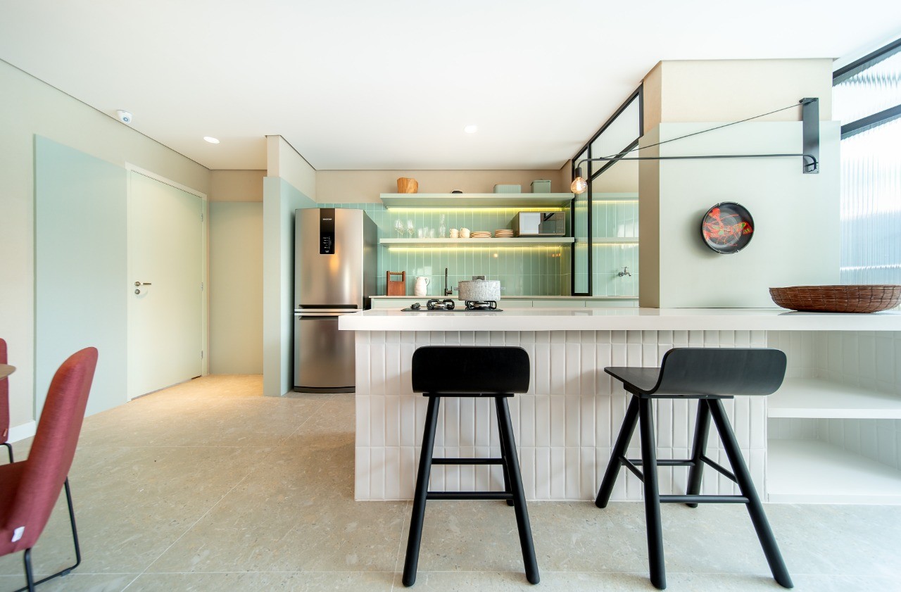 A cozinha foi integrada com a sala a partir de uma generosa ilha, que articula os espaços. (Foto: Andrea Paulinetti/ Divulgação)