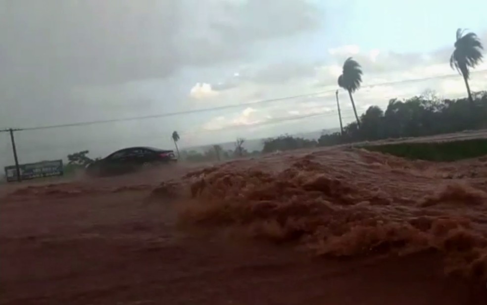 Imagens mostram alagamento de trecho da BR-040 em Valparaíso de Goiás (Foto: TV Anhanguera/Reprodução)