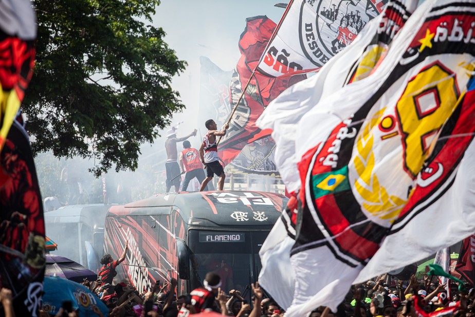 Ônibus do Flamengo chega ao Galeão e é cercado por centenas de torcedores. Rubro-negro embarca de quarta-feira em voo fretado para Guayaquil, onde jogará a final da Libertadores