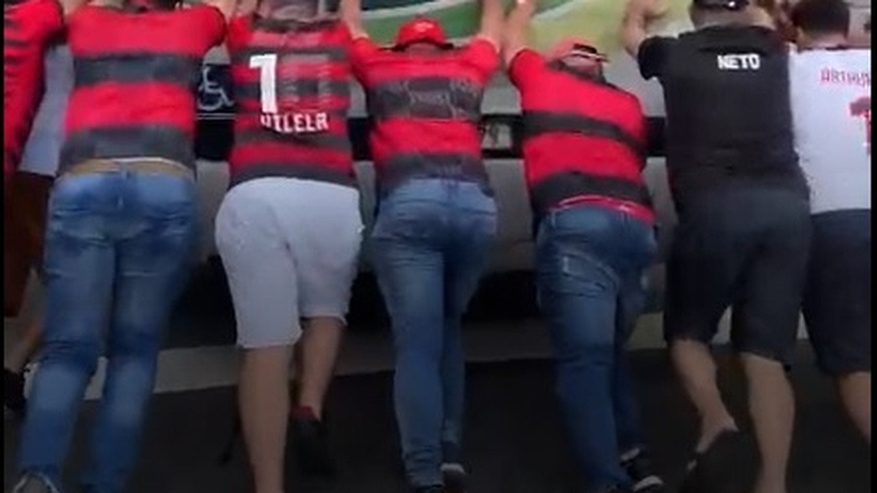 Torcedores do Flamengo empurram ônibus estragado em Copacabana