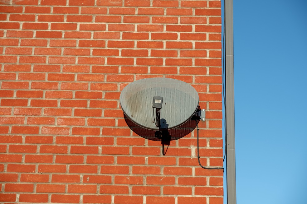 Antenas parabólicas eram comuns nos telhados das casas de avós — Foto: Getty Images (David Potter)