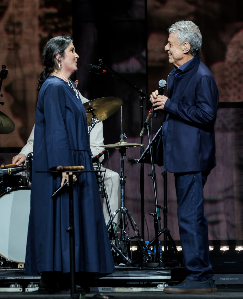 Mônica Salmaso e Chico Buarque reiteram a afinidade musical e ideológica na estreia carioca do show 'Que tal um samba?' — Foto: Ricardo Nunes / Divulgação Vivo Rio