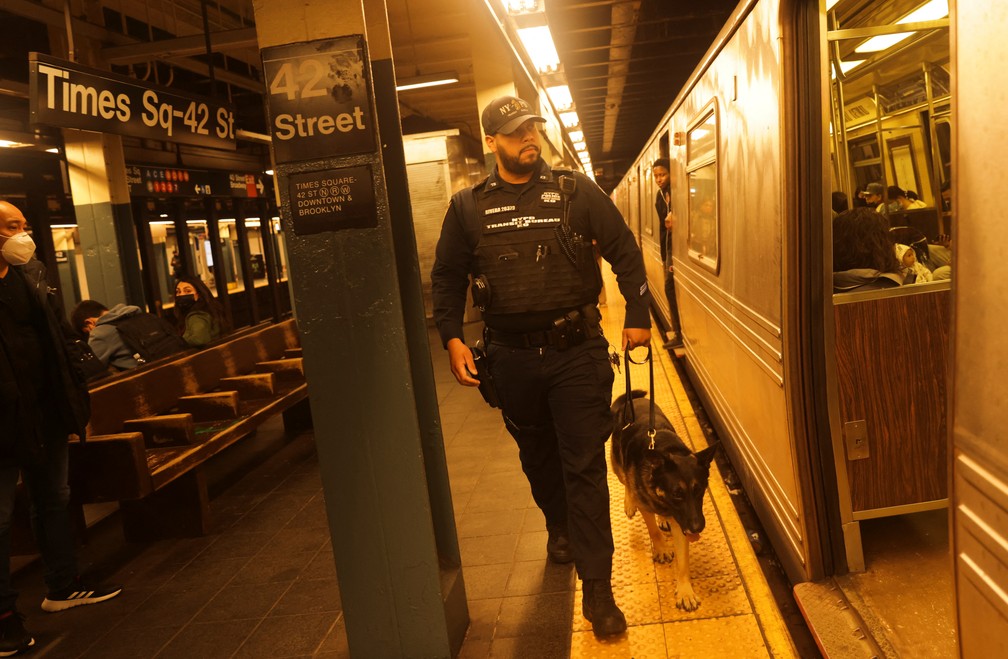 Polícia procura por suspeito de atirar contra passageiros em metrô de Nova York — Foto: REUTERS/Jeenah Moon