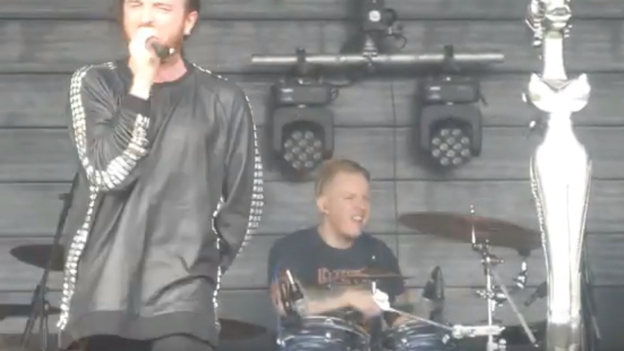 Apresentação da banda Korn Again em que o baterista Alex Headen sofreu um AVC (Foto: Reprodução)